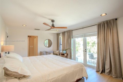 House in Miami, Florida 5 bedrooms, 293.39 sq.m. № 1947156 - photo 28