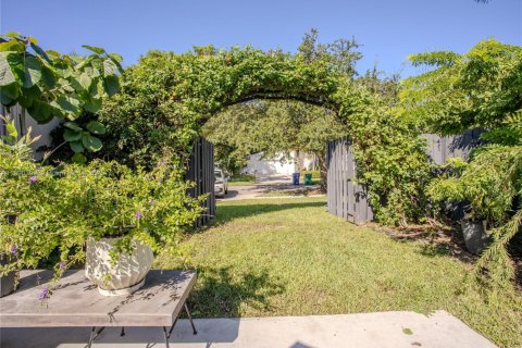 House in Miami, Florida 5 bedrooms, 293.39 sq.m. № 1947156 - photo 27