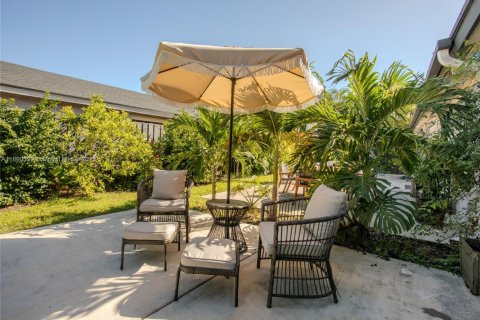House in Miami, Florida 5 bedrooms, 293.39 sq.m. № 1947156 - photo 21