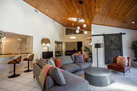 House in Miami, Florida 5 bedrooms, 293.39 sq.m. № 1947156 - photo 5