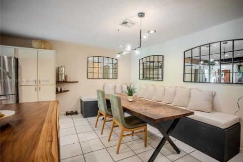 House in Miami, Florida 5 bedrooms, 293.39 sq.m. № 1947156 - photo 15