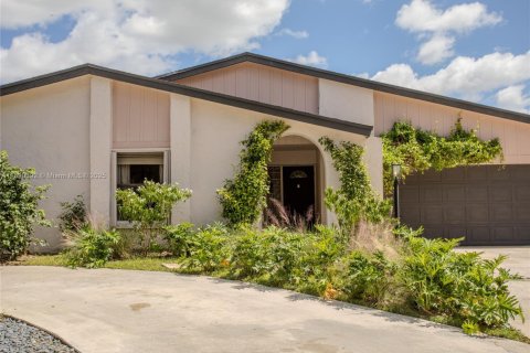 House in Miami, Florida 5 bedrooms, 293.39 sq.m. № 1947156 - photo 2