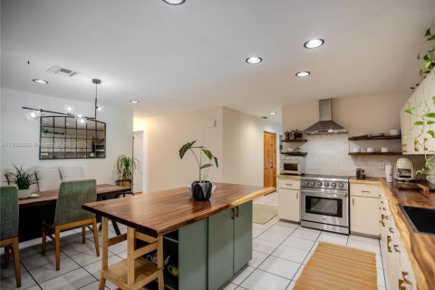 House in Miami, Florida 5 bedrooms, 293.39 sq.m. № 1947156 - photo 16