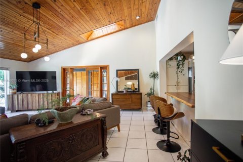 House in Miami, Florida 5 bedrooms, 293.39 sq.m. № 1947156 - photo 9