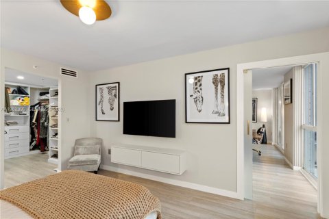 Condominio en venta en Miami Beach, Florida, 1 dormitorio, 69.68 m2 № 2080982 - foto 2