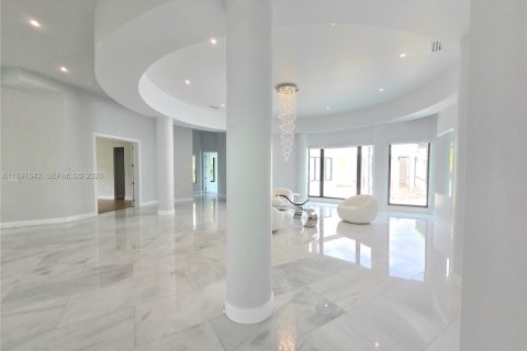 Casa en venta en Miami, Florida, 8 dormitorios, 619.19 m2 № 2186481 - foto 11