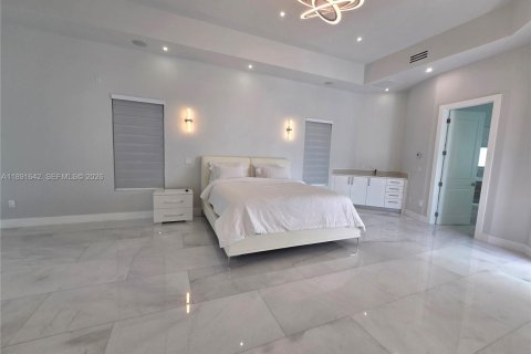 Casa en venta en Miami, Florida, 8 dormitorios, 619.19 m2 № 2186481 - foto 23