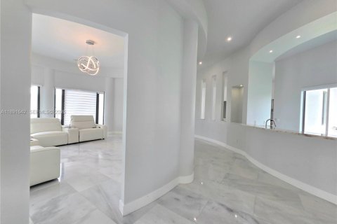 Casa en venta en Miami, Florida, 8 dormitorios, 619.19 m2 № 2186481 - foto 9