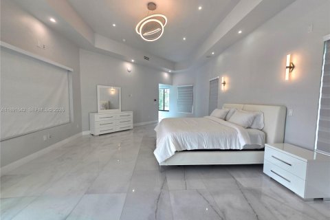 Casa en venta en Miami, Florida, 8 dormitorios, 619.19 m2 № 2186481 - foto 22