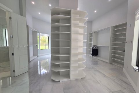 Casa en venta en Miami, Florida, 8 dormitorios, 619.19 m2 № 2186481 - foto 28