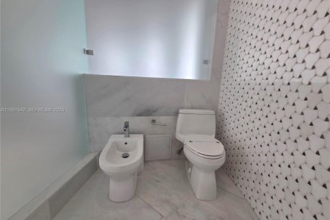 Casa en venta en Miami, Florida, 8 dormitorios, 619.19 m2 № 2186481 - foto 25