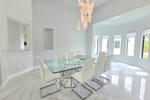 Casa en venta en Miami, Florida, 8 dormitorios, 619.19 m2 № 2186481 - foto 14