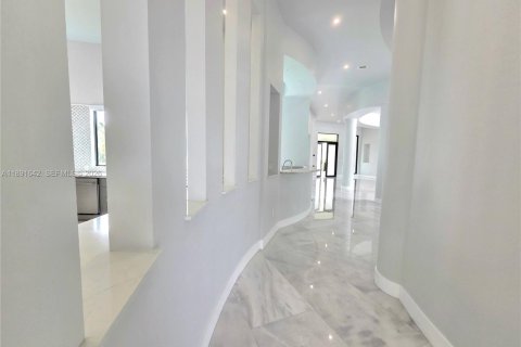 Casa en venta en Miami, Florida, 8 dormitorios, 619.19 m2 № 2186481 - foto 12