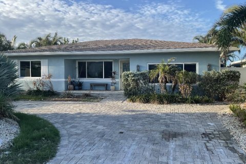 House in Saint Pete Beach, Florida 3 bedrooms, 149.11 sq.m. № 1447662 - photo 1