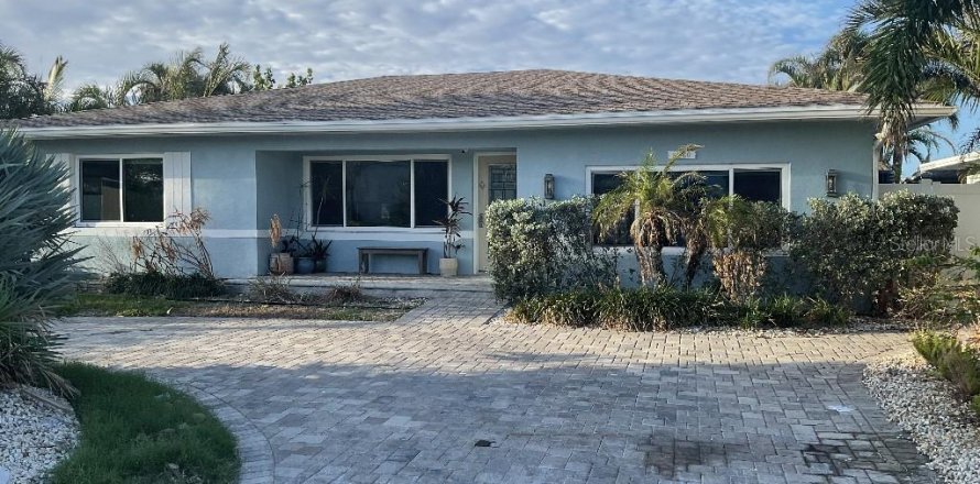 House in Saint Pete Beach, Florida 3 bedrooms, 149.11 sq.m. № 1447662