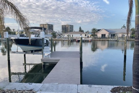 House in Saint Pete Beach, Florida 3 bedrooms, 149.11 sq.m. № 1447662 - photo 2
