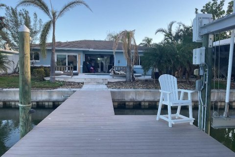 House in Saint Pete Beach, Florida 3 bedrooms, 149.11 sq.m. № 1447662 - photo 3