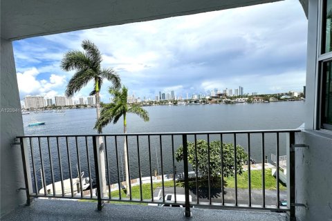 Copropriété à louer à North Miami Beach, Floride: 1 chambre, 97.83 m2 № 2384805 - photo 20