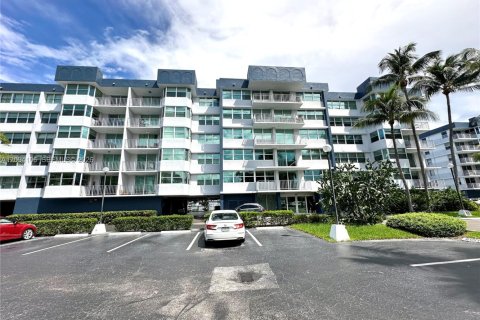 Copropriété à louer à North Miami Beach, Floride: 1 chambre, 97.83 m2 № 2384805 - photo 2