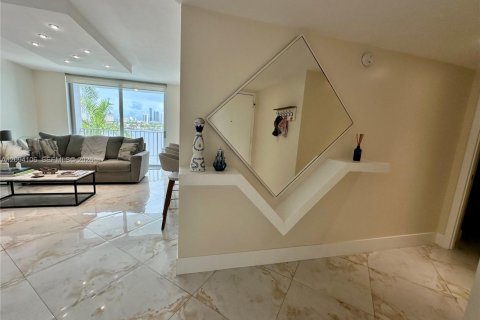 Copropriété à louer à North Miami Beach, Floride: 1 chambre, 97.83 m2 № 2384805 - photo 4