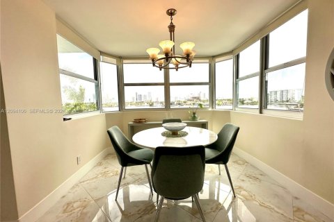 Copropriété à louer à North Miami Beach, Floride: 1 chambre, 97.83 m2 № 2384805 - photo 11