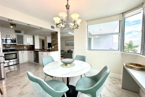 Copropriété à louer à North Miami Beach, Floride: 1 chambre, 97.83 m2 № 2384805 - photo 12