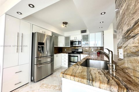 Copropriété à louer à North Miami Beach, Floride: 1 chambre, 97.83 m2 № 2384805 - photo 5