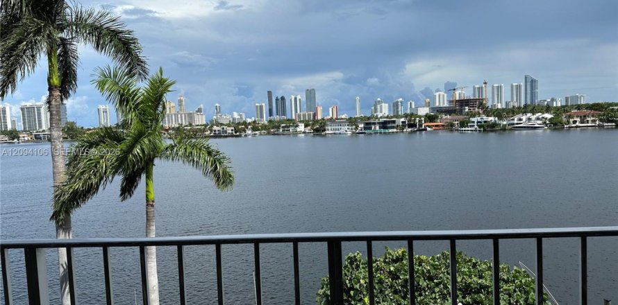 Condo à North Miami Beach, Floride, 1 chambre  № 2384805