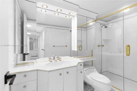 Condo in Hallandale Beach, Florida, 2 bedrooms  № 1861984 - photo 25
