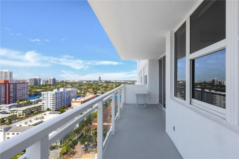 Condo in Hallandale Beach, Florida, 2 bedrooms  № 1861984 - photo 4