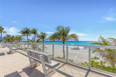 Condo in Hallandale Beach, Florida, 2 bedrooms  № 1861984 - photo 30