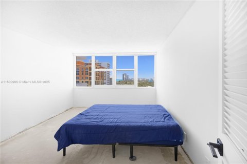 Condo in Hallandale Beach, Florida, 2 bedrooms  № 1861984 - photo 14