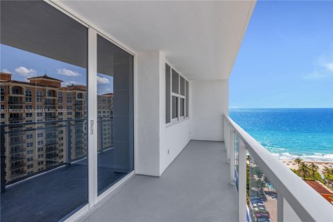Condo in Hallandale Beach, Florida, 2 bedrooms  № 1861984 - photo 5
