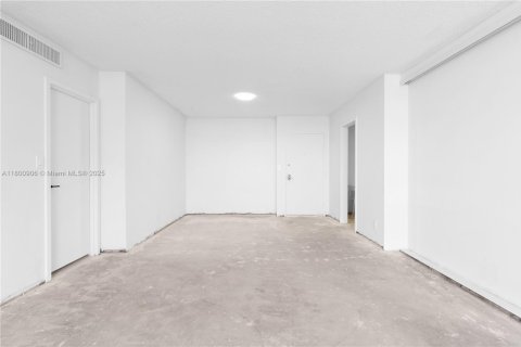 Condo in Hallandale Beach, Florida, 2 bedrooms  № 1861984 - photo 10