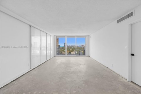 Condo in Hallandale Beach, Florida, 2 bedrooms  № 1861984 - photo 7