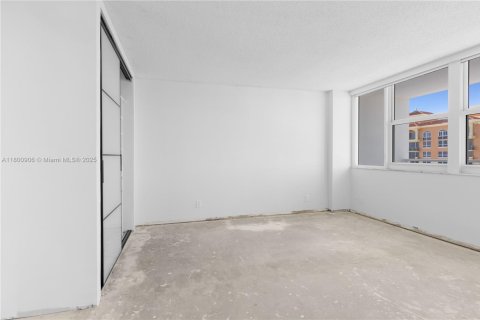 Condo in Hallandale Beach, Florida, 2 bedrooms  № 1861984 - photo 22