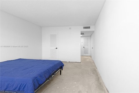 Condo in Hallandale Beach, Florida, 2 bedrooms  № 1861984 - photo 16