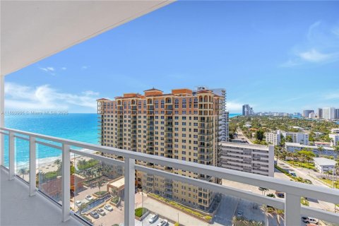 Condo in Hallandale Beach, Florida, 2 bedrooms  № 1861984 - photo 1