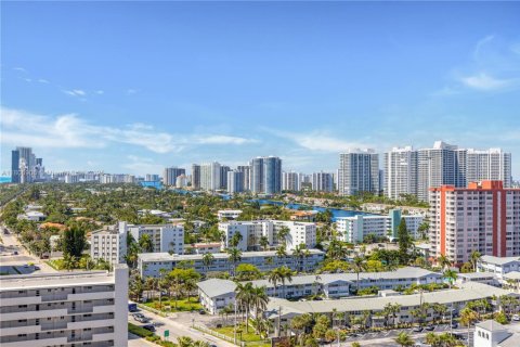 Condo in Hallandale Beach, Florida, 2 bedrooms  № 1861984 - photo 2