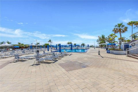 Condo in Hallandale Beach, Florida, 2 bedrooms  № 1861984 - photo 27
