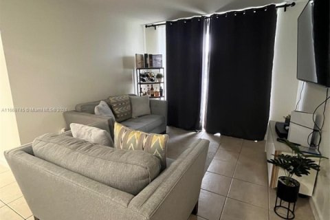 Condo in Miami, Florida, 2 bedrooms  № 1959920 - photo 6