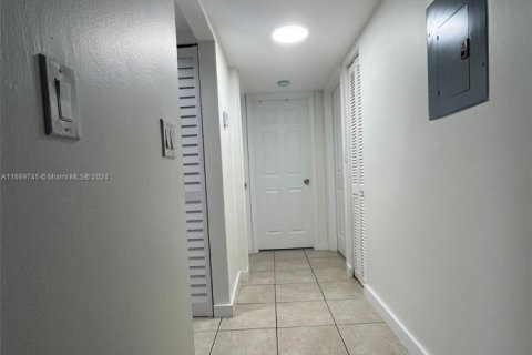 Condo in Miami, Florida, 2 bedrooms  № 1959920 - photo 7