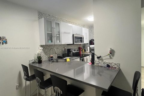 Condo in Miami, Florida, 2 bedrooms  № 1959920 - photo 3
