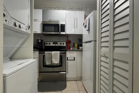 Condo in Miami, Florida, 2 bedrooms  № 1959920 - photo 8