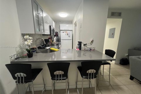 Condo in Miami, Florida, 2 bedrooms  № 1959920 - photo 4