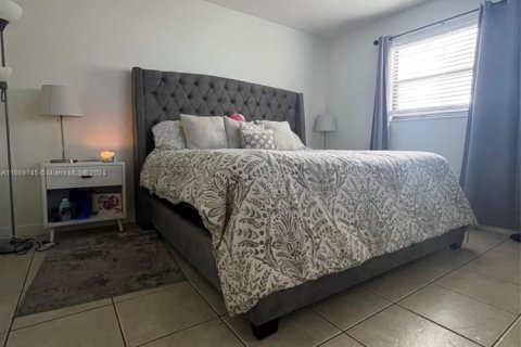 Condo in Miami, Florida, 2 bedrooms  № 1959920 - photo 11