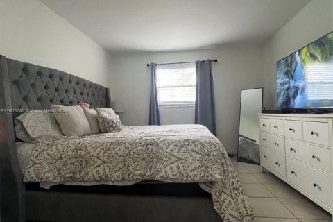 Condo in Miami, Florida, 2 bedrooms  № 1959920 - photo 13