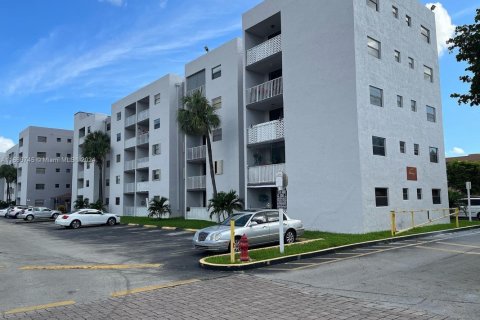 Condo in Miami, Florida, 2 bedrooms  № 1959920 - photo 1
