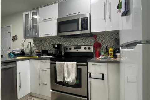 Condo in Miami, Florida, 2 bedrooms  № 1959920 - photo 5