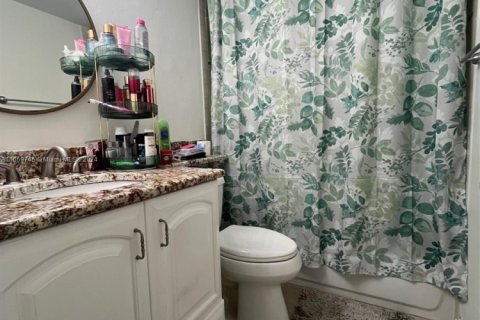 Condo in Miami, Florida, 2 bedrooms  № 1959920 - photo 12